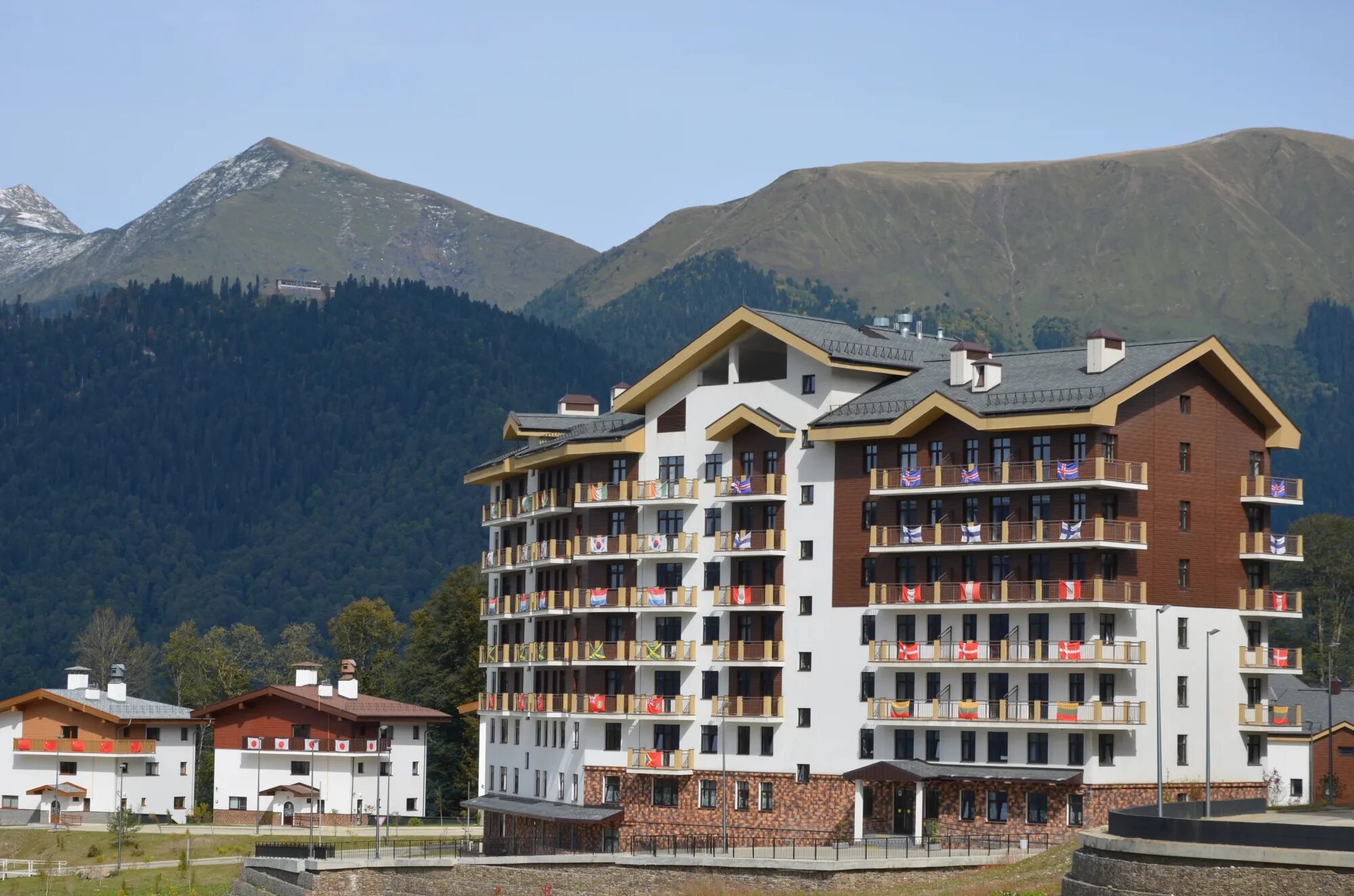 Хаусмен в гостинице обязанности. Вахта горничной. Шашлык в горах. Медовеевка красная поляна. Отель mercure rosa khutor.