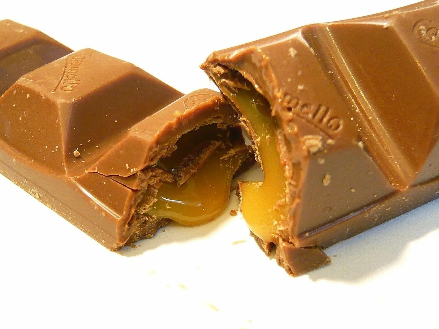 Шоколад внутри. Шоколадка с карамелью. Шоколадные конфеты. Шоколад с начинкой. Шоколадные конфеты с карамелью.