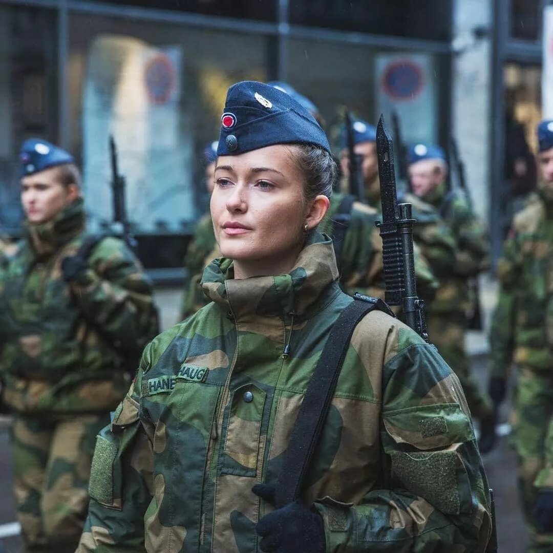Женщины вс рф. Женщины военные. Женщины в армии. Красивые девушки военные. Женщина солдат.