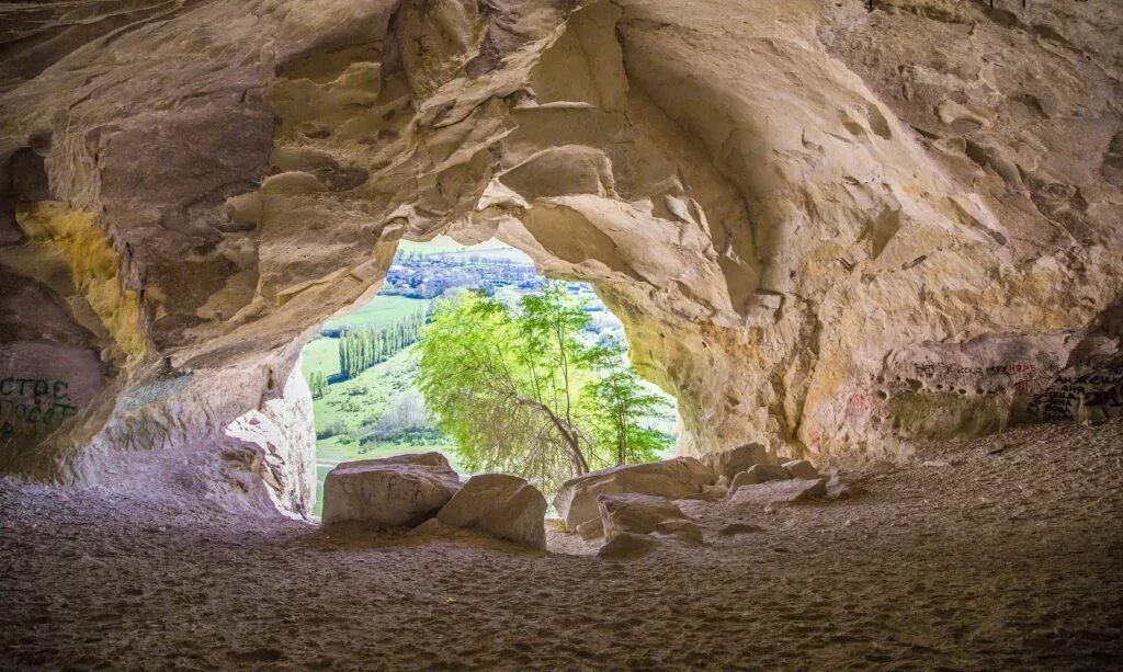 Big mother nature cave. Грот пещера Алтын тешик. Азыхская пещера Нагорный Карабах. Белая скала пещера Алтын тешик.