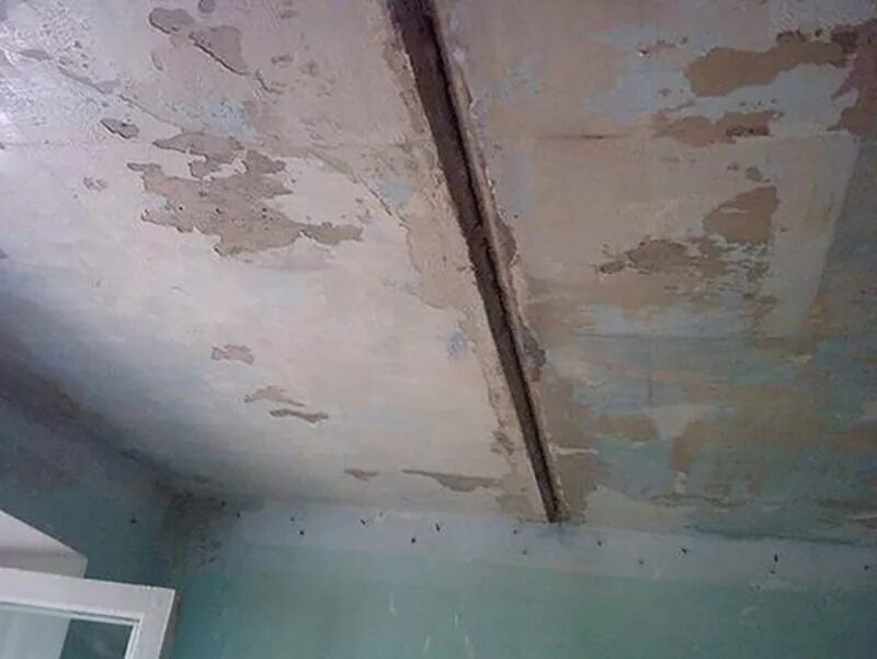 Трещина по середине. Неровный потолок. Старый потолок. Плиты на потолке неровные. Штукатурка потолка стык плит.