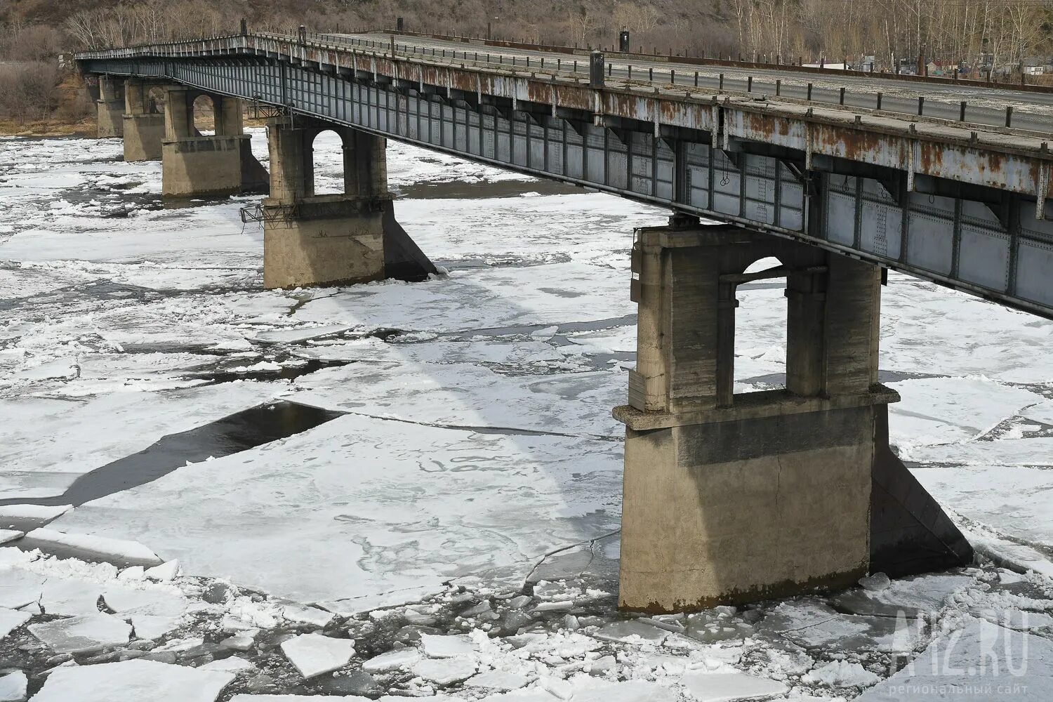 Уровень воды в реках новокузнецка. Река Томь Новокузнецк. Уровень воды река Томь в Новокузнецке. Уровень воды в реке Томь в Кемерово. Река Томь Кемерово 2023.