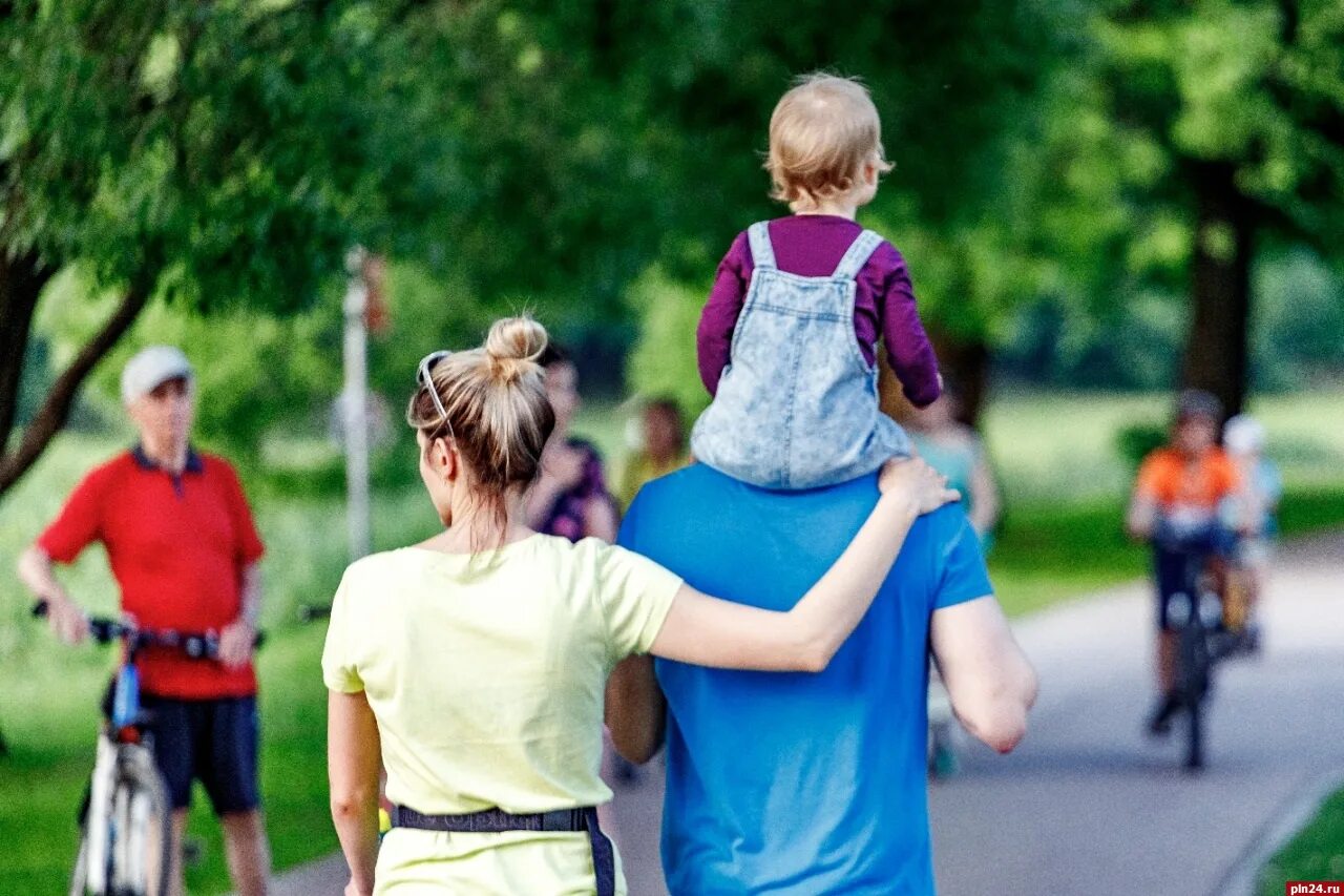 Ребенок без прогулки. Люди гуляют с детьми. Семья на прогулке со спины. Прогулка общение. Прогулки семьи на площадке.