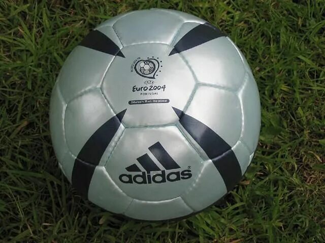 Мяч 2004 года. Футбольный мяч adidas 2004. мяч евро 2004. ротейро на евро 2004. мяч adidas евро 2004.
