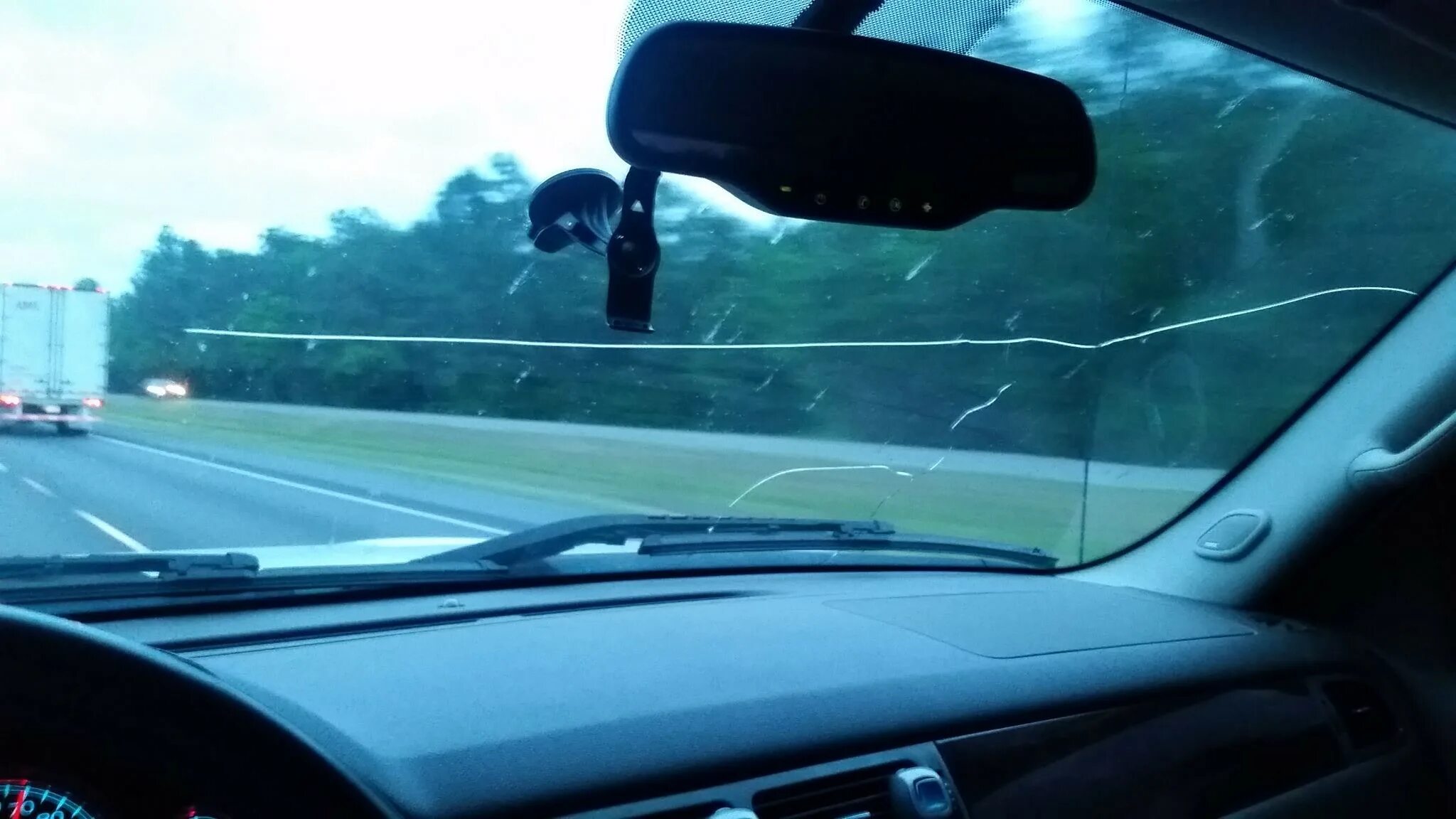 Трещина на лобовом стекле. Вид из лобового стекла машины. Лобовое стекло внутри машины. Треснутое лобовое стекло.