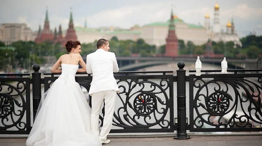 Нескучный сад в москве свадьба. Парк горького москва фотосессия. Музей заповедник царицыно свадьба. Свадьба на красной площади. Свадебная фотосессия москва сити.