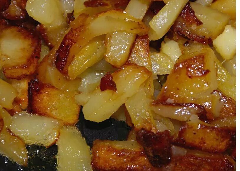 Как пожарить картошку с салом. Жареная картошка с луком. Жареный картофель с салом. Жареная картошка с салом. Картофель жареный с луком.