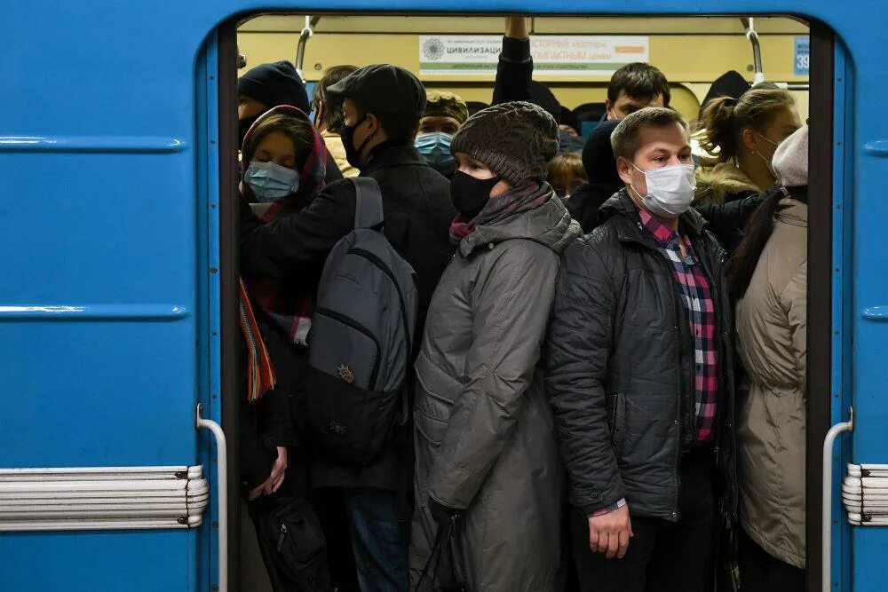 Много людей в метро. Толпа людей в метро. Люди в масках в Московском метро. Московское метро толпа. Московское метро час пик.