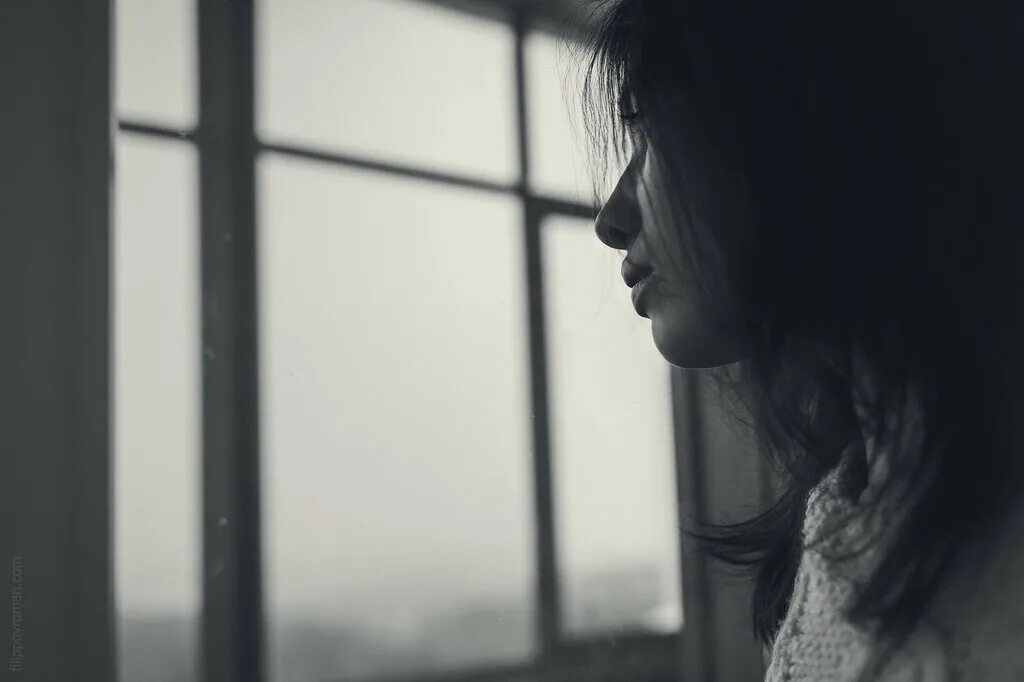грустная девушка. грустная девушка. девушка грусть. грустная красивая девушка. черно белые картинки грустной девушки.