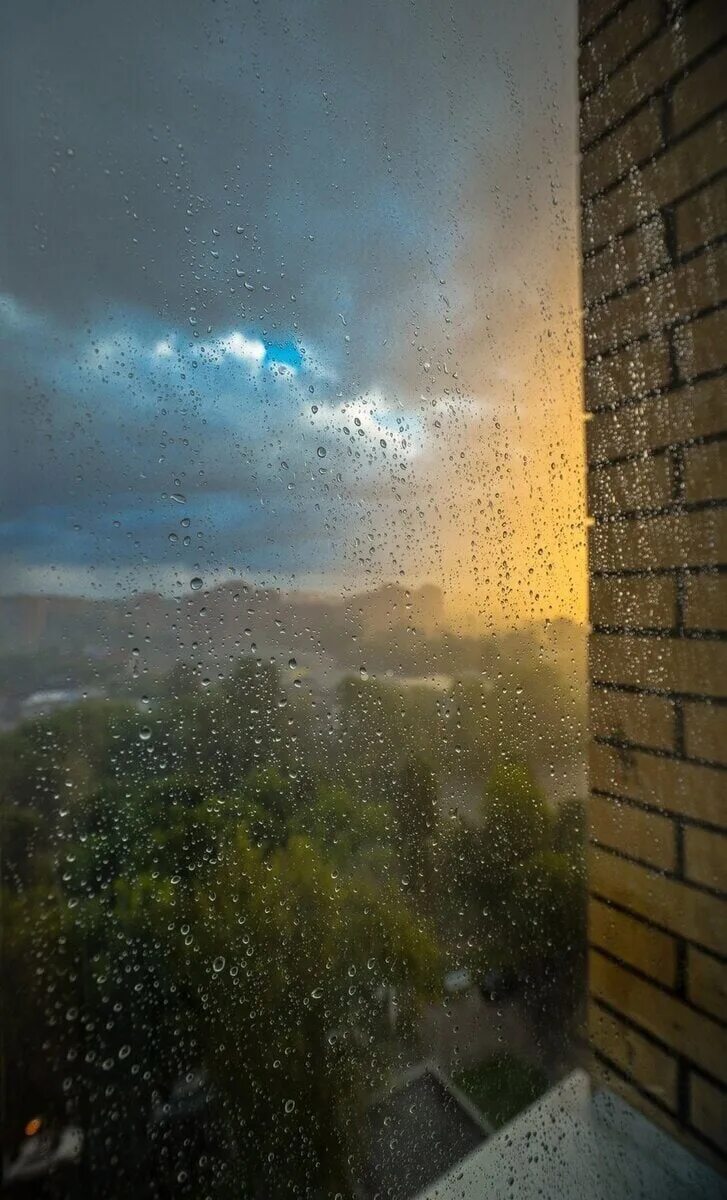Дождь на окнах слова. Дождь за окном. Дождь в окне. Вид из окна дождь. Вид через окно.