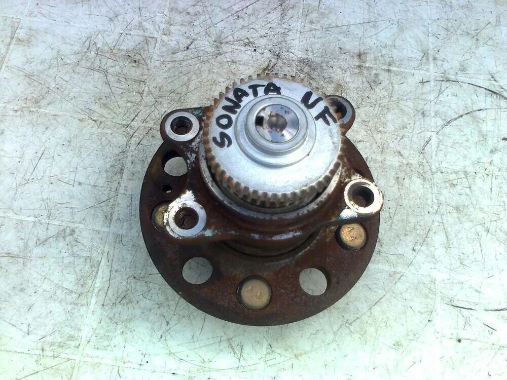 Задняя ступица хендай соната тагаз 2. Ступица на хендай соната тагаз. Подшипник задней ступицы соната тагаз. Задняя ступица хендай соната. Задняя ступица соната тагаз 2.