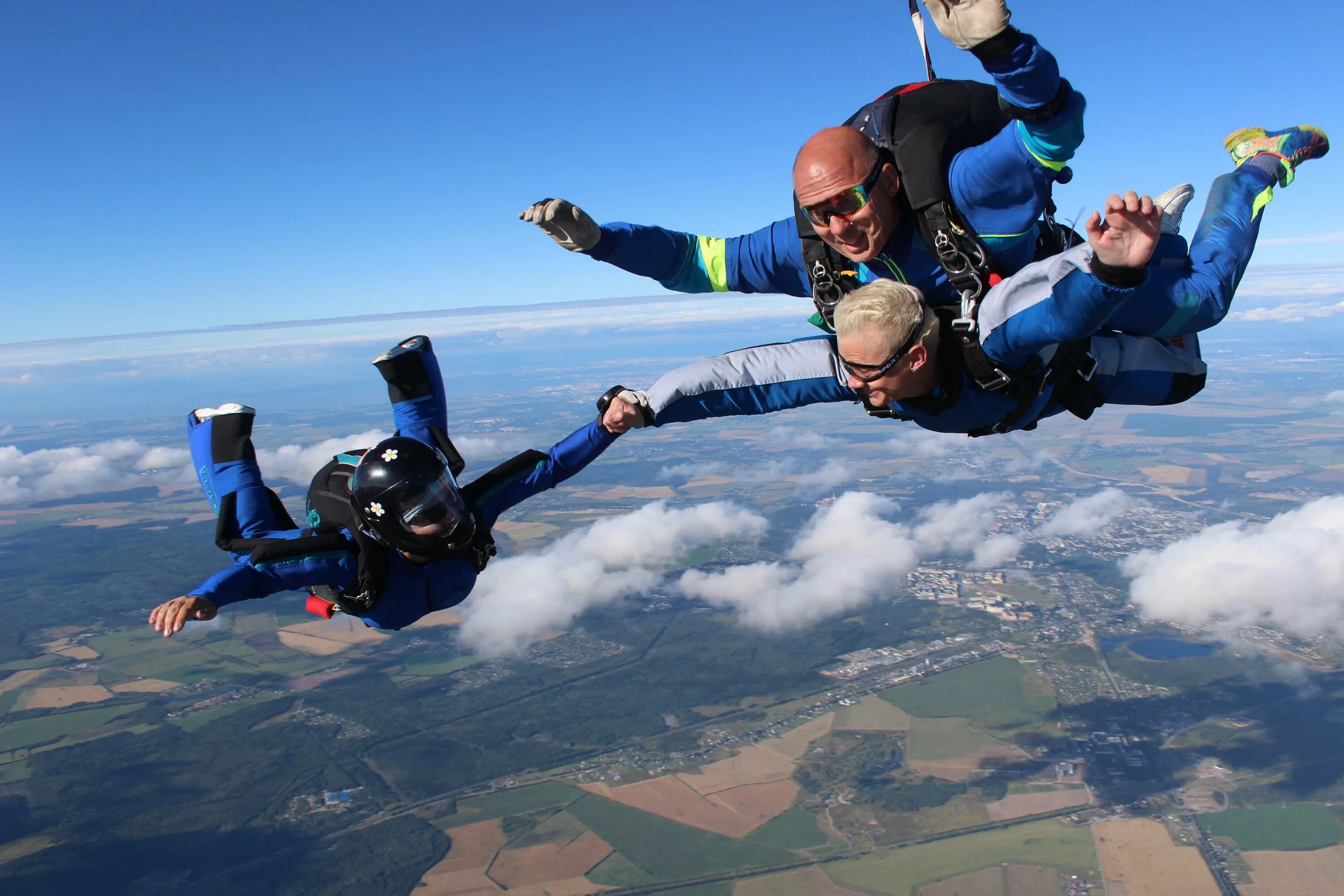 Прыжки с парашютом гатчина. Инструктор воздушных. Инструктор воздушных. Инструктор воздушных. Инструктор боевых магов аниме.