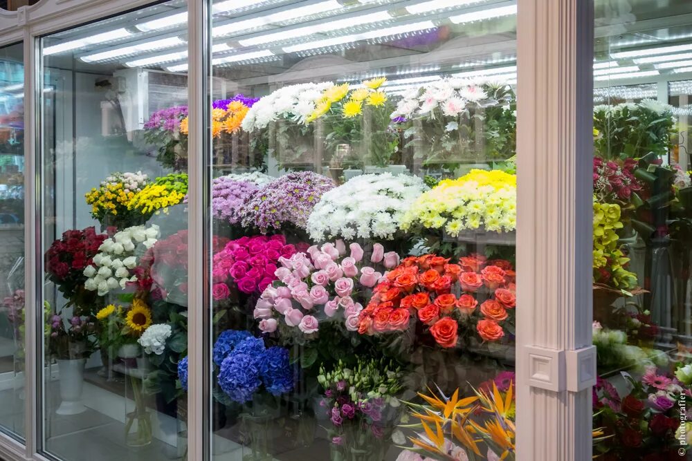 Где открыто цветы. Витрина цветочного магазина. витрина восточного магазина. букеты на витрину. цветы на витрине.
