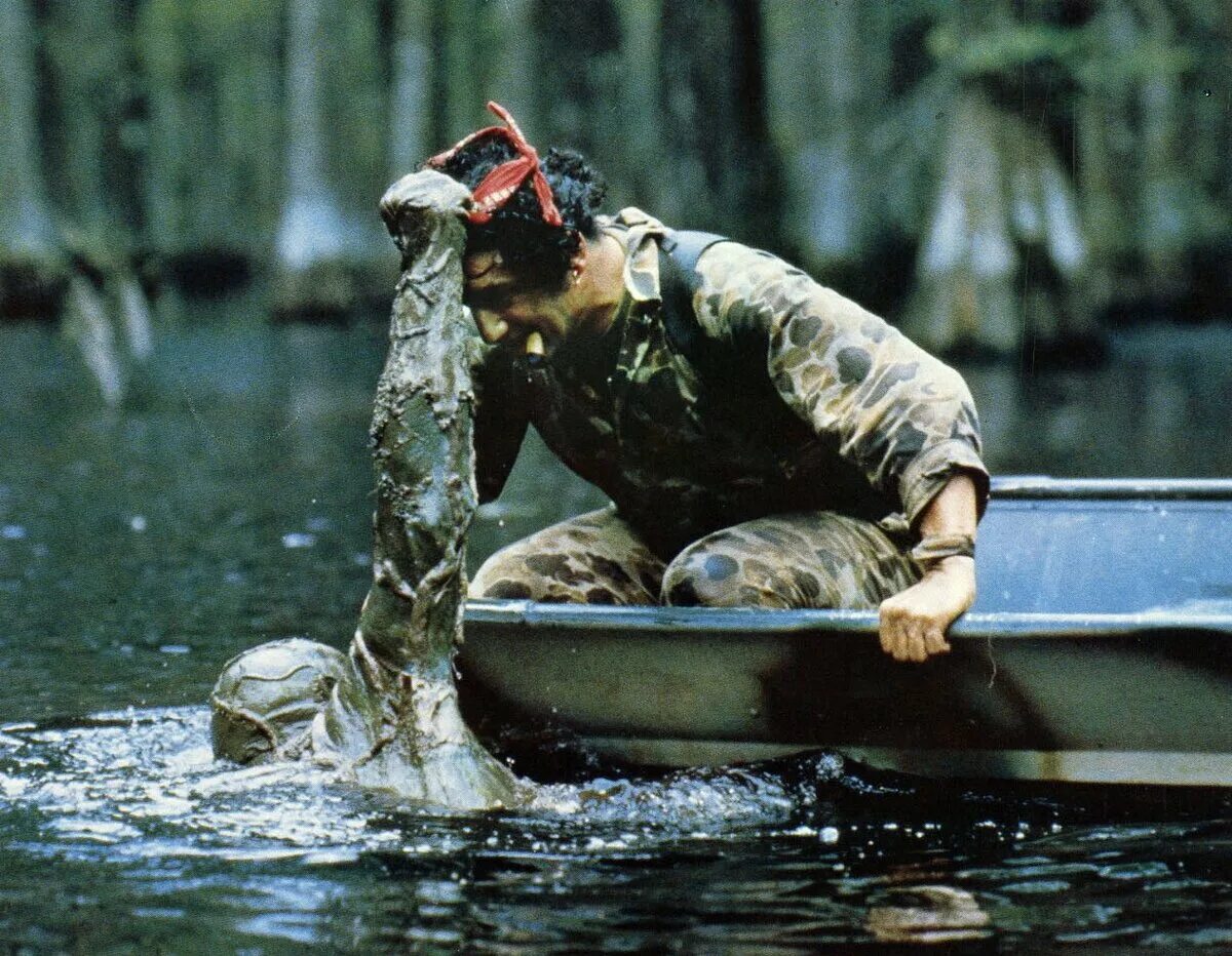 Книга «русская охота». Тварь питера бенчли (1998). Тварь содержание. Тварь питера бенчли фильм. Фильм болотная тварь 2020.