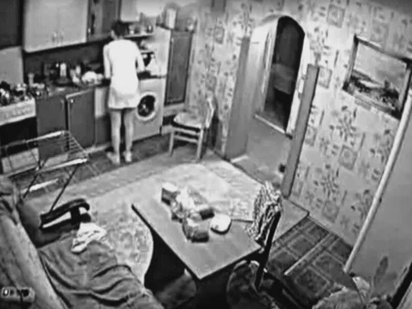 Камера видеонаблюдения в комнате. Домашний на дома скрытый камера. Камера в квартире. Камера в ванной комнате. Скрытое видеонаблюдение в квартире.