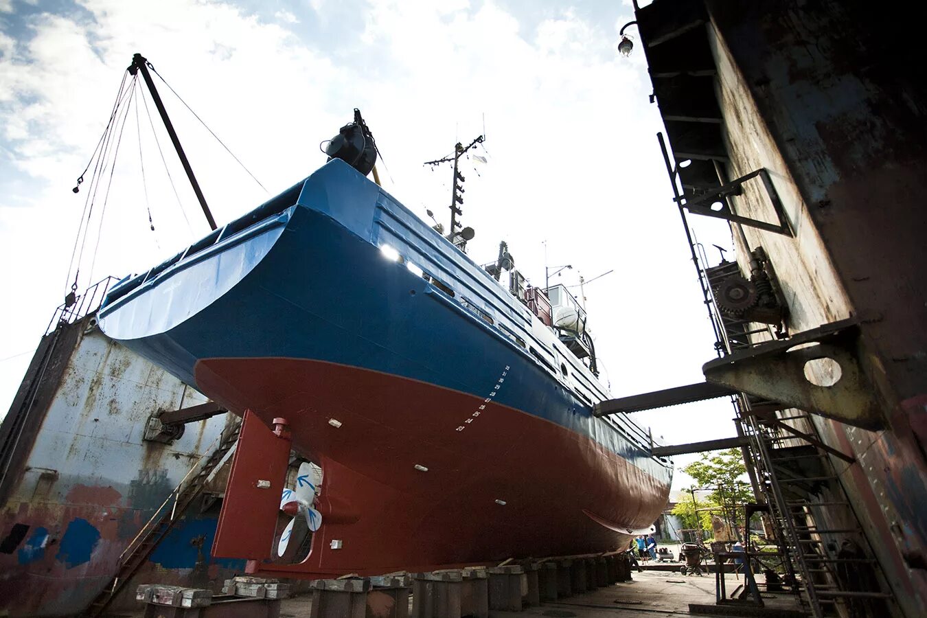 судостроитель судоремонтник. мариупольский судоремонтный завод. морской завод кронштадт. ремонт кораблей. место ремонта судов.