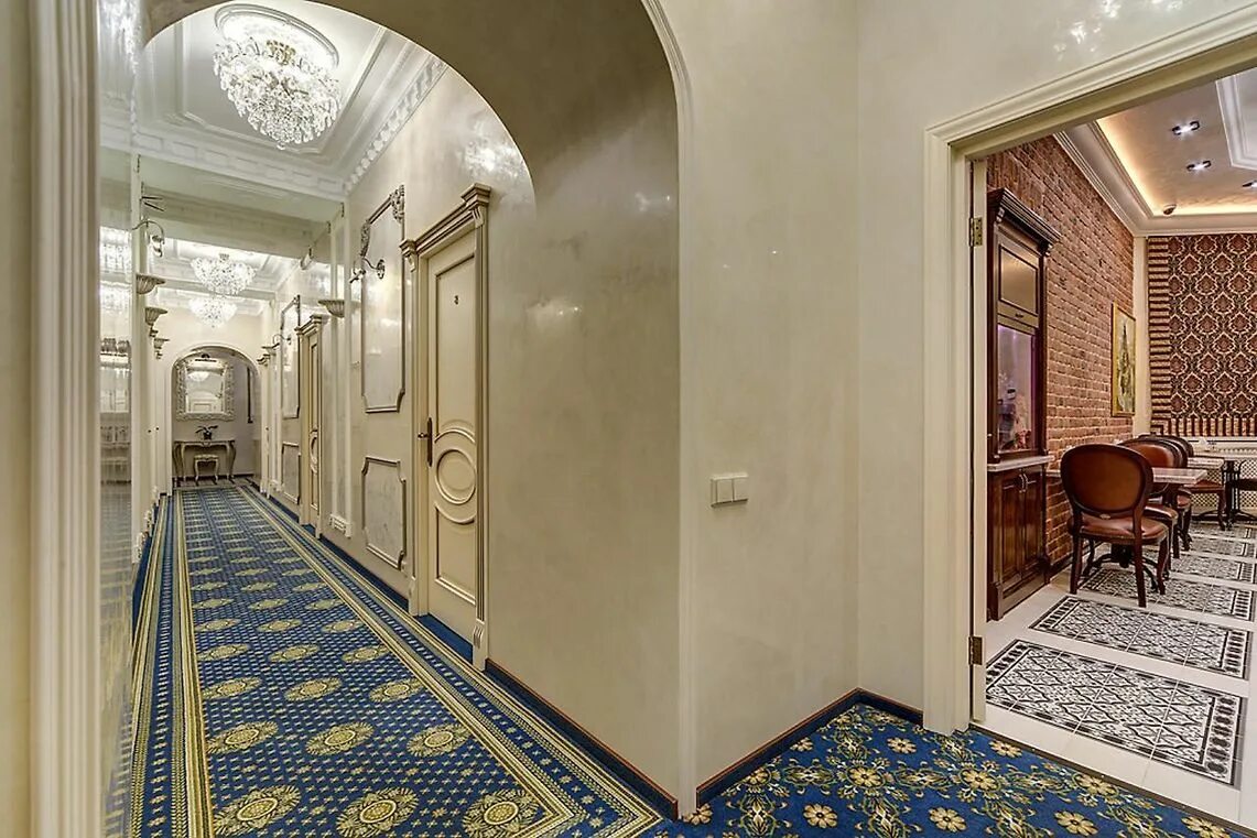 Коридор отеля. Коридор мини отель. Отель Санкт Петербург СПБ коридор. Королевские коридоры отелей в России.