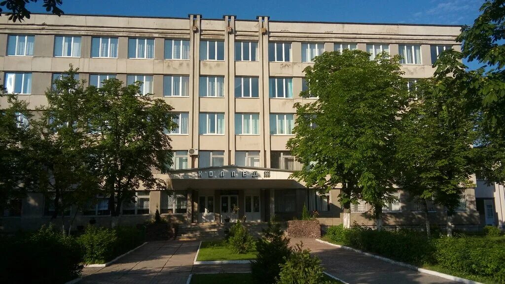 молодечно университет. политехнический колледж могилев. мгпк. вазоны возле здания колледжа. мгпк.