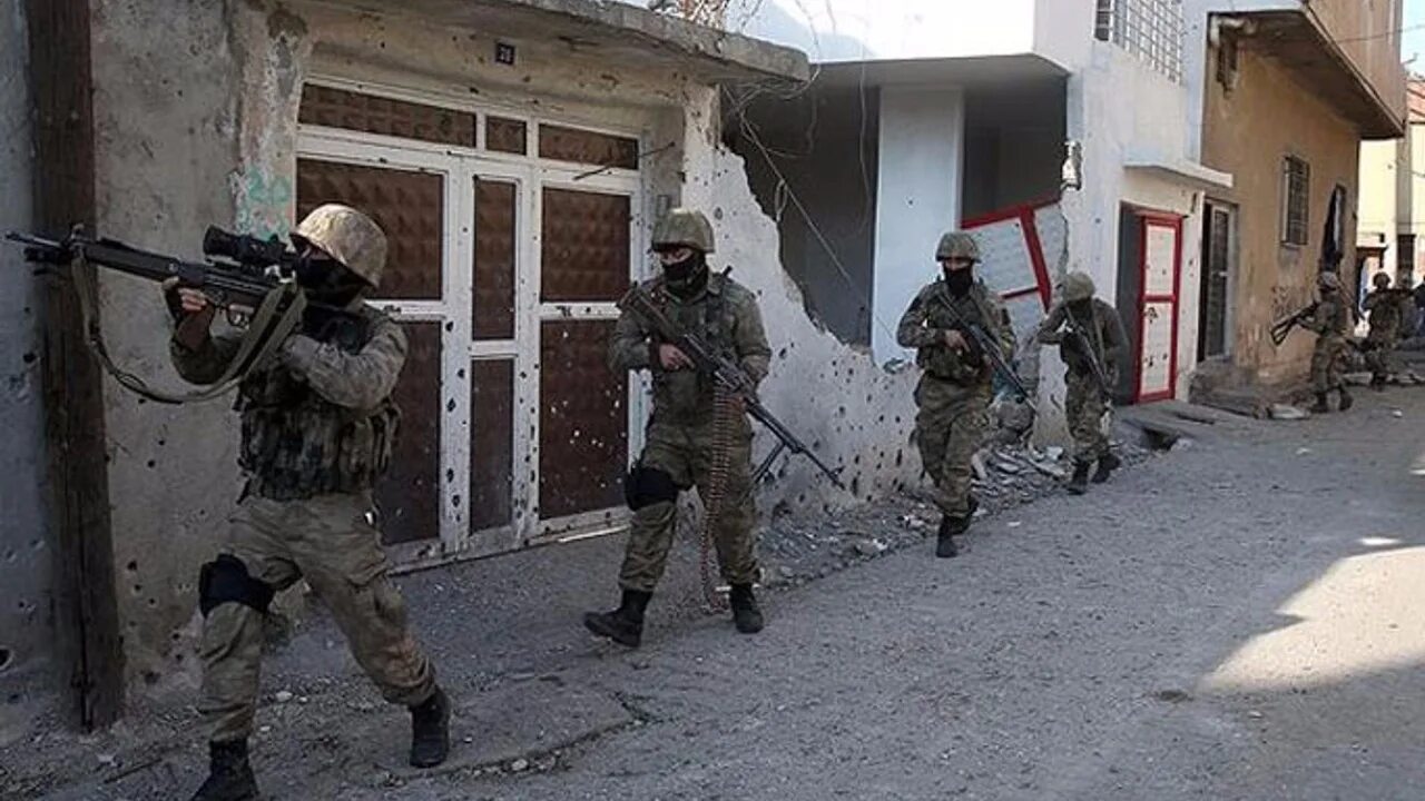 Террорист беслана кулаев. Самый известный террорист. 32 террориста. Террористы-смертники алькаиды. Беслан школа 2004 год 3 сентября.