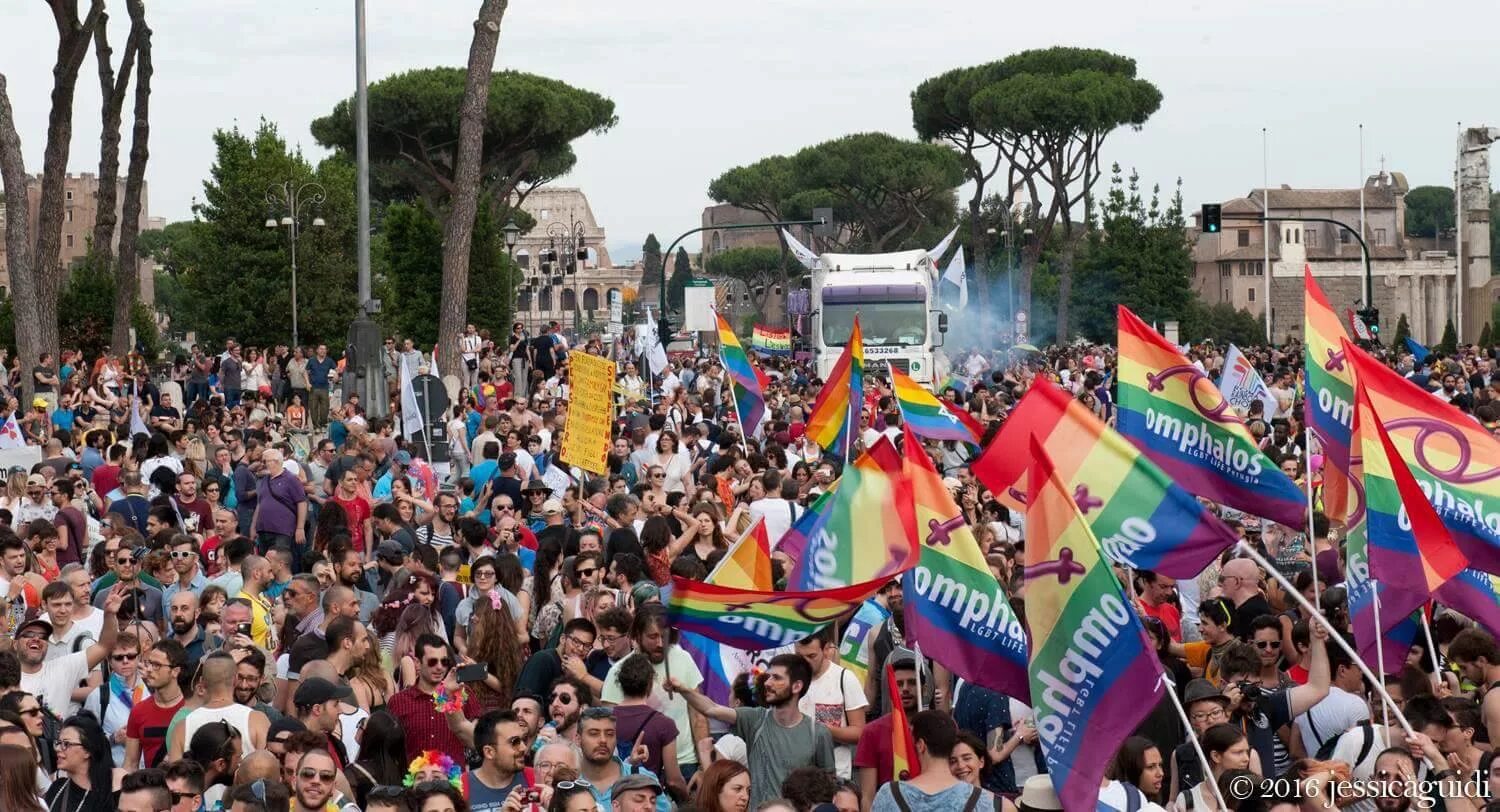 Парад меньшинств. Парад в мадриде. Pride parade дети. Гомофобия в финляндии. Такс парад 2024.