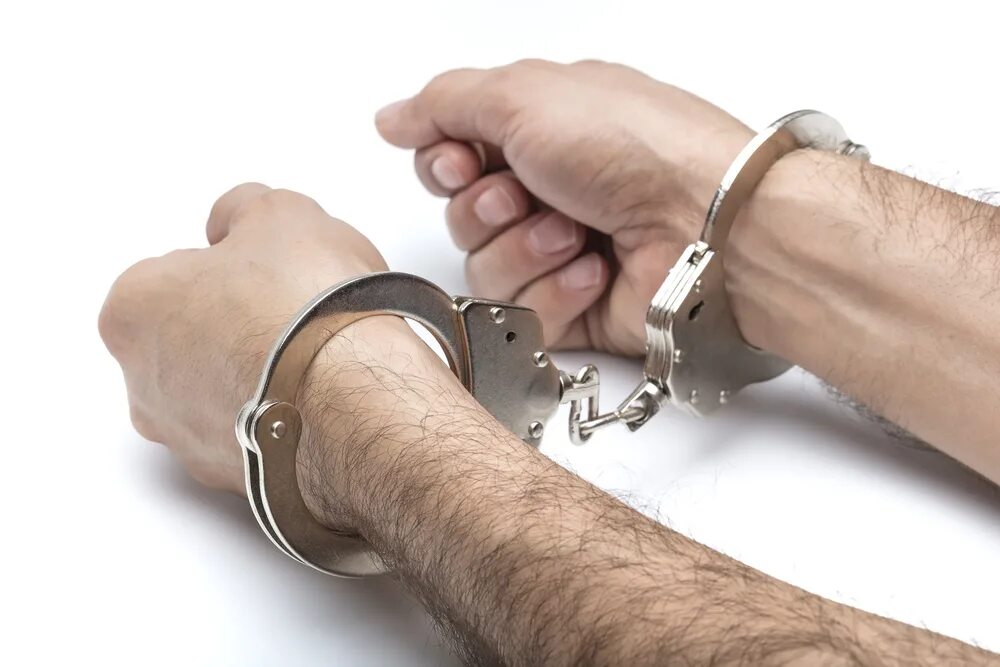 24 часа в наручниках цу е фа. Человек в наручниках. руки в наручниках. кандалы на руках. кандалы на руках и ногах.