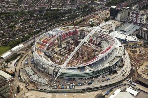 Стадион уэмбли старый. Стадион Нормана Фостера. Стадион Уэмбли в Лондоне старый. Стадион Уэмбли конструкция.