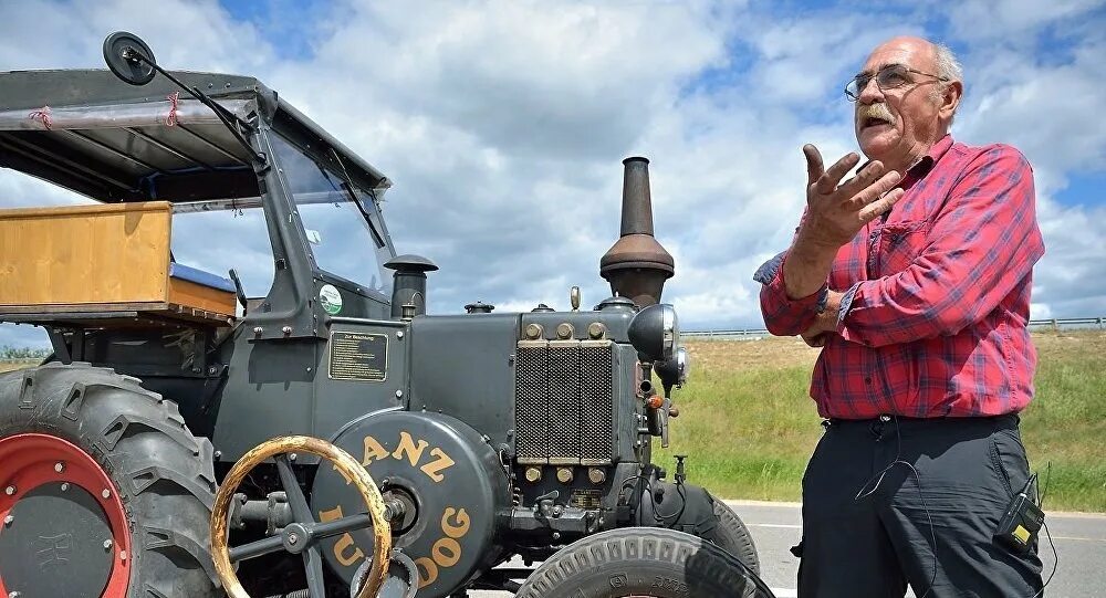 Ехать на тракторе во сне. Разбитый трактор мтз 82. Трактора которые пашут. Тракторист прикол. Пахать землю.