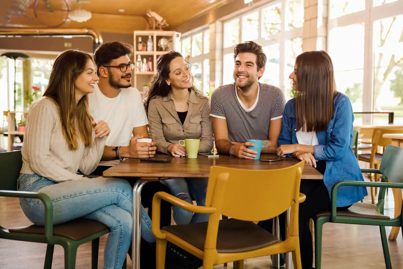 Люди в кофейне. Ресторан с посетителями. Кафе внутри с людьми. Человек с кофе. Друзья в кафе.