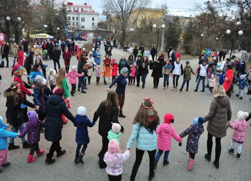 Масленица в дендропарке. Масленица в детском саду. Масленица в городе грязи. Масленица в парке Малиновка. Масленица в Волгограде 2022.