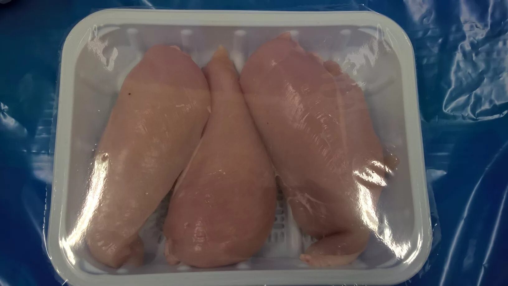 Помогите юэгую добыть мясо птицы 2. Курица в упаковке. Упаковка мяса птицы. Куриное филе в упаковке. Отходы куриное филе.