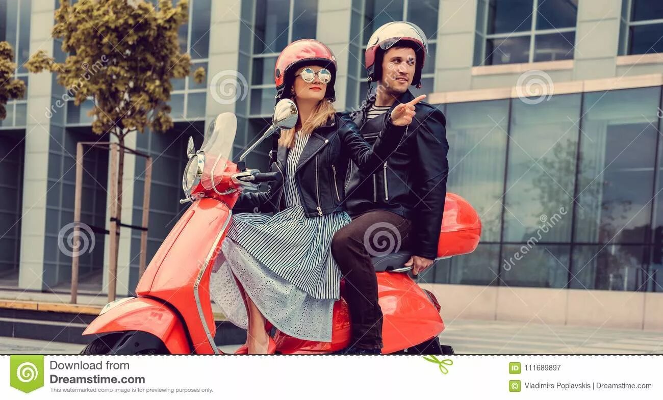 Парочка на скутере. Человек на скутере. Низкий длинный мотоскутер. Мотоскутер листовки. Скутер на час