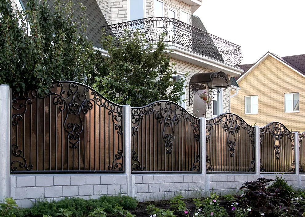Кованый забор с поликарбонатом. Красивый забор. Красивые кованые заборы. Красивый забор из поликарбоната.