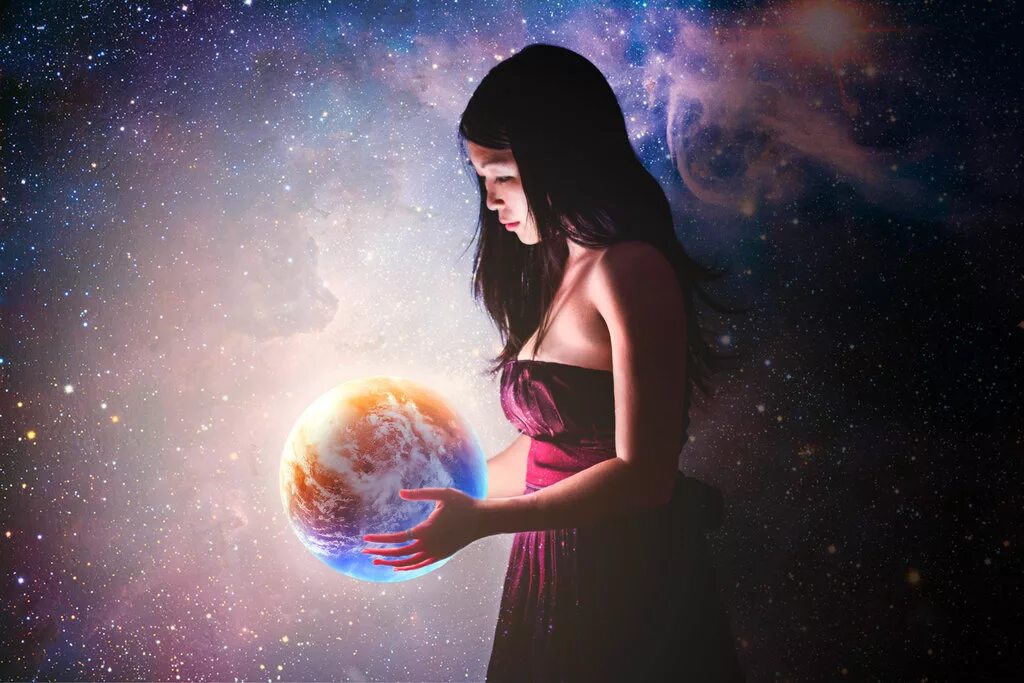 Обнимает планету. Космическая девушка. Девушка и планеты. Женщина Вселенная. Вселенная в руках.