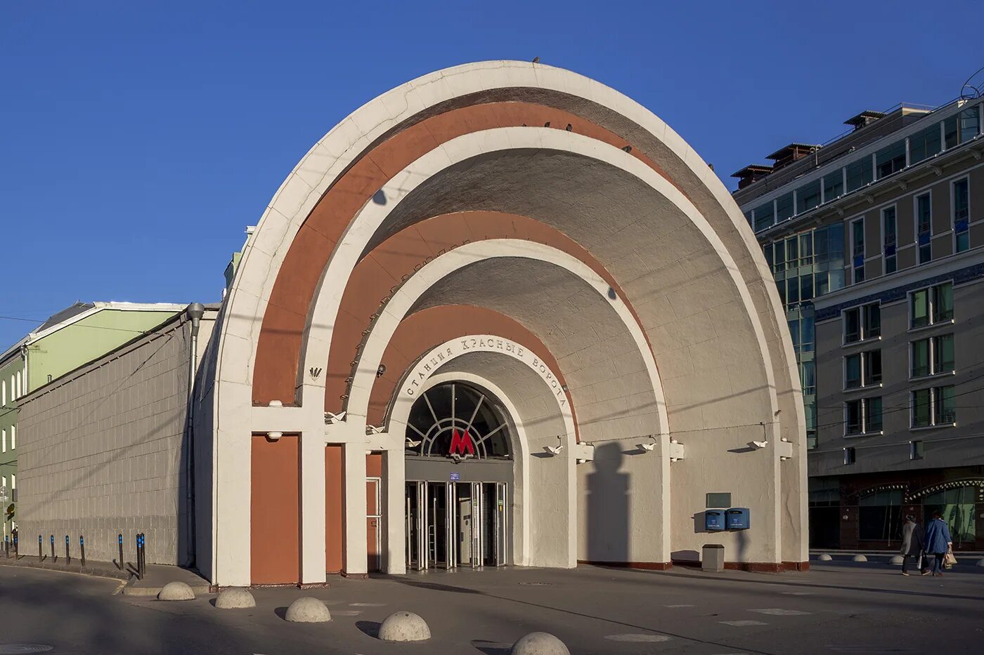 метро красные ворота ладовский. станция метро красные ворота сокольнической линии. красные ворота станция московский метрополитен. красные ворота метро. станция метро красные ворота снаружи 2020.