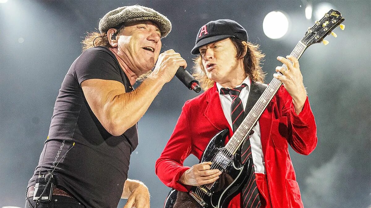 Что такое ac dc. AC DC 1979 Angus young. Brian Johnson AC DC. Брайан Джонсон AC/DC 2020. Группа AC/DC (АС/ДС).