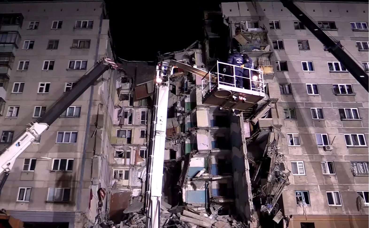 Обрушение дома видео. Взрыв газа в магнитогорске 31 декабря. взорванный дом в магнитогорске. обрушение здания в магнитогорске. магнитогорск взрыв в жилом доме.