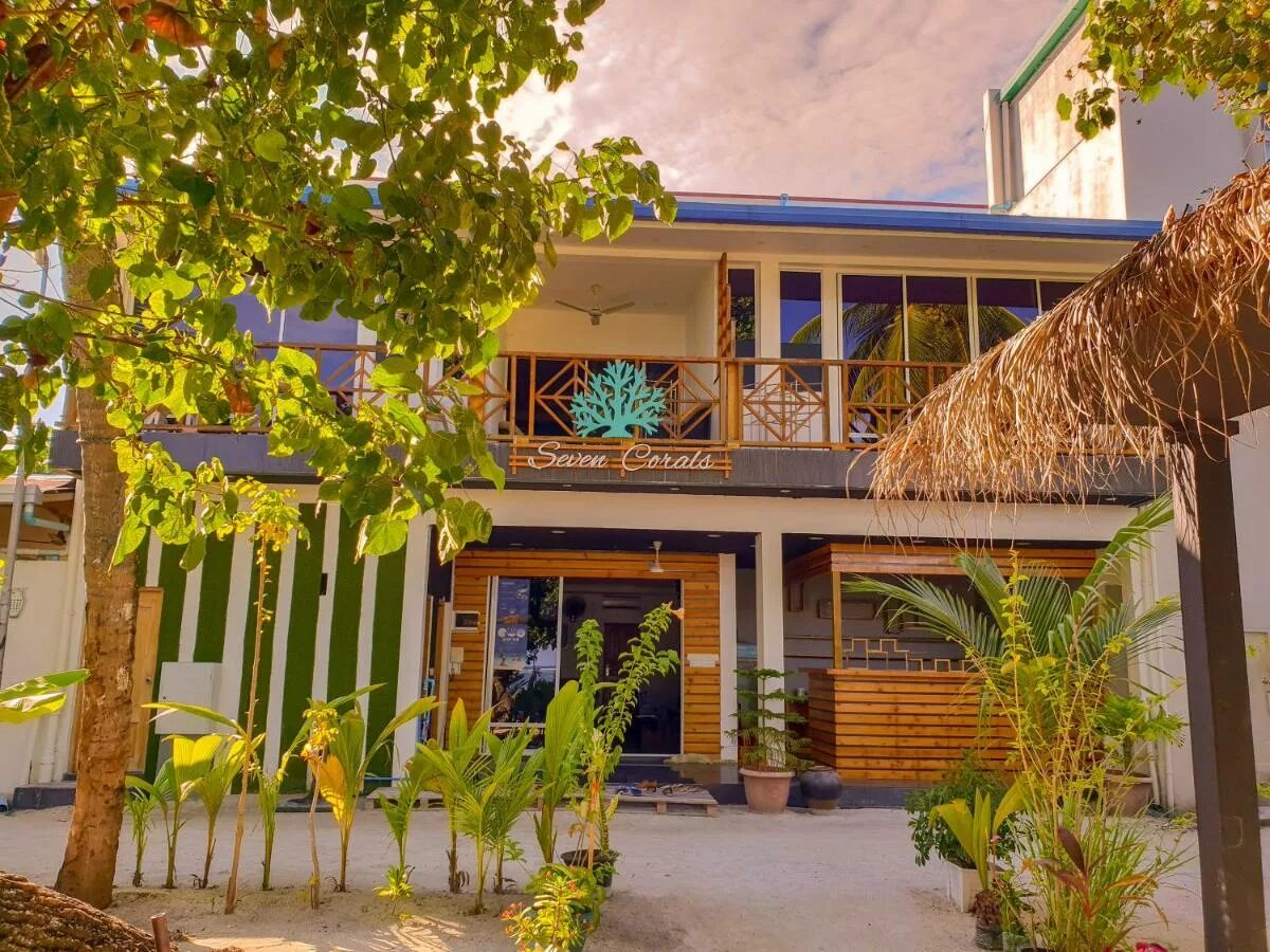 Севен дома. Отель Seven Corals Мальдивы. Seven Corals 3*. Seven Corals 3 остров Маафуши. Seven Corals 3* пляж.
