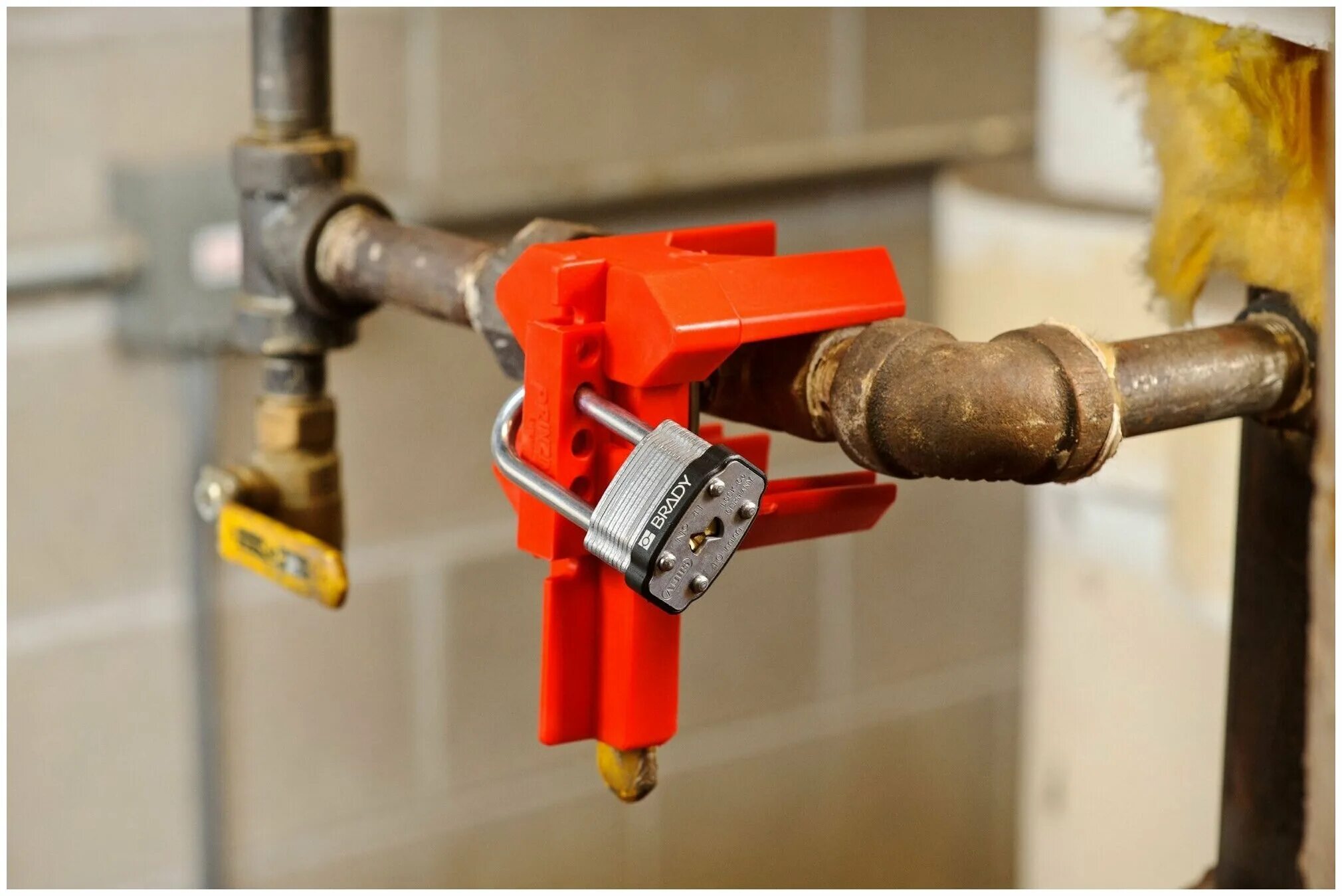 запорные штанги для контейнера. что такое запорная арматура систем отопления. задвижка для ворот 400х120. запорное устройство.