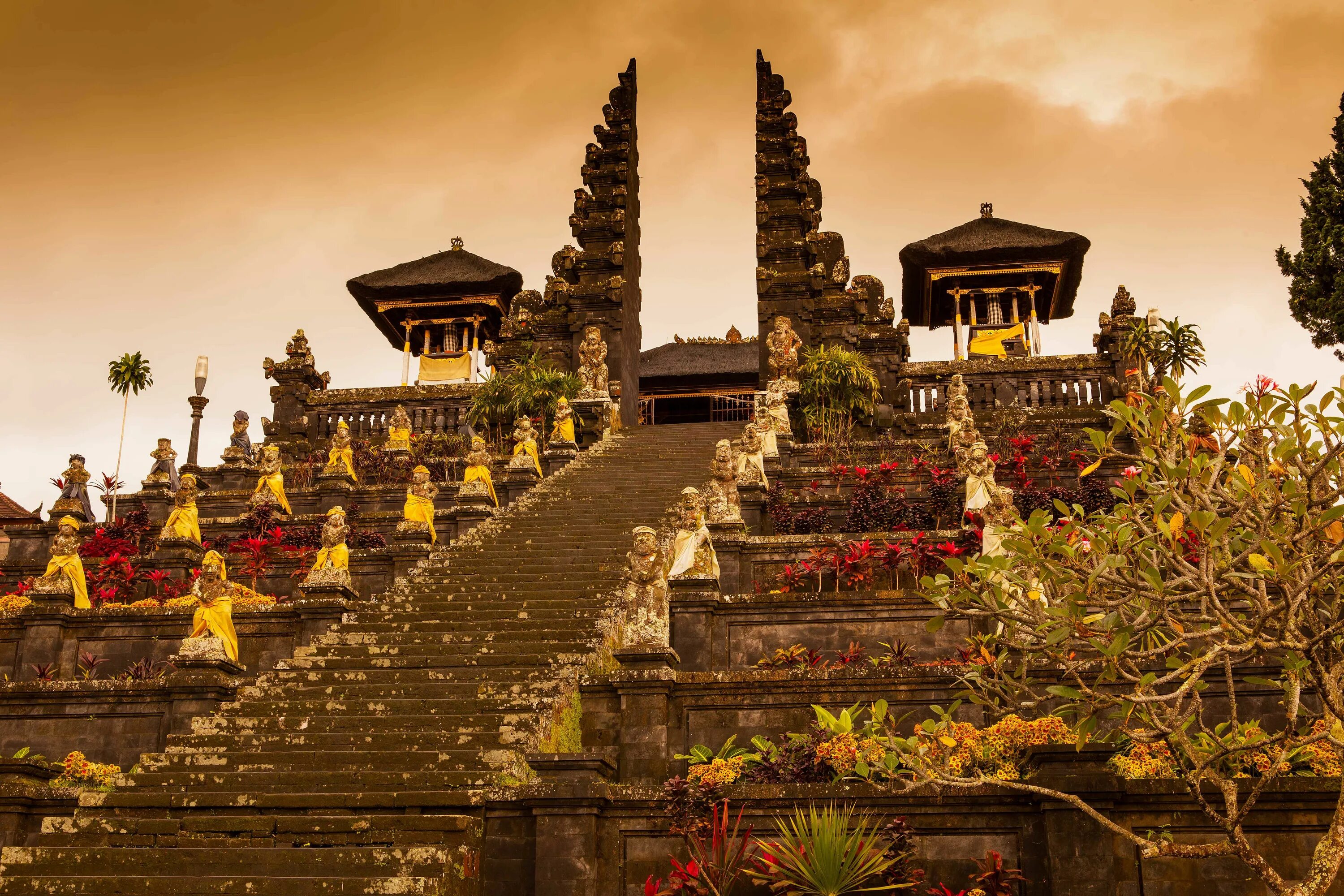Что такое индонезия. Besakih Temple Бали. Пура Бесаких. Пура Бесаких Бали. Храм Пура Бесаких на Бали.
