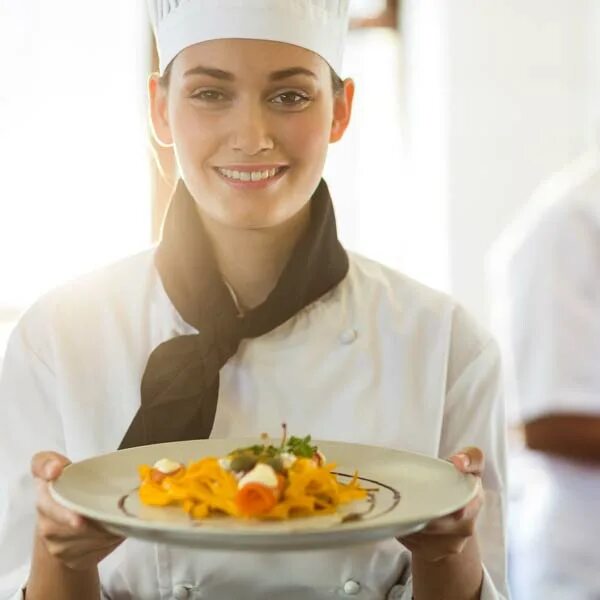 Повар холодного цеха. Работа поваром холодного. Помощник повара. Повар в ресторане. Холодный цех.