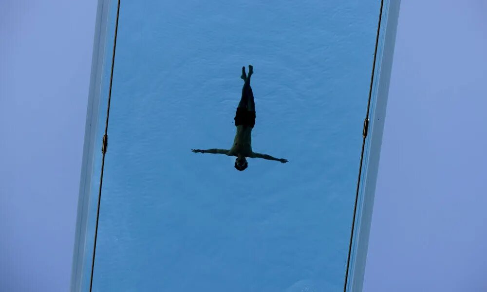 Бассейн улгу. Intercontinental festival city бассейн. Интерконтиненталь дубай фестиваль бассейн. Аквааэробика в бассейне. Парящий бассейн в лондоне.