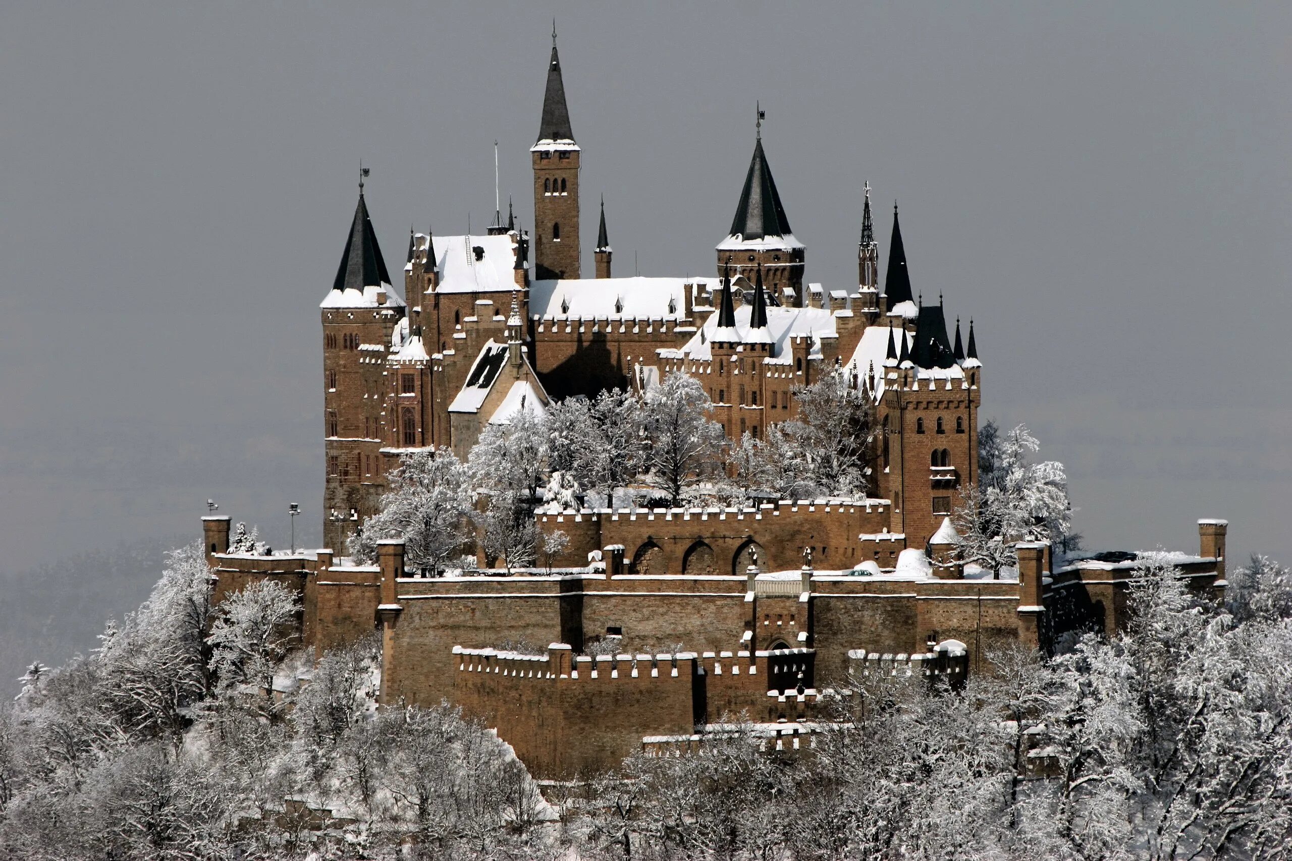 Известный средневековый замок. Замок Гогенцоллерн Германия. Замок Гогенцоллерн (Hohenzollern_Castle). Гогенцоллерн Бург Бавария. Замок Хохензоллерн Бург Германия.