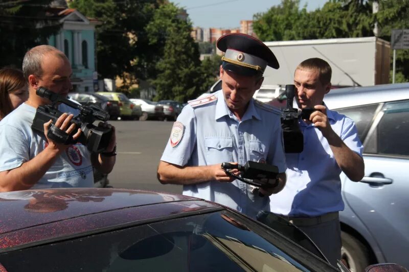 Главный автоинспектор Курской области вручил цветы для курских автоледи