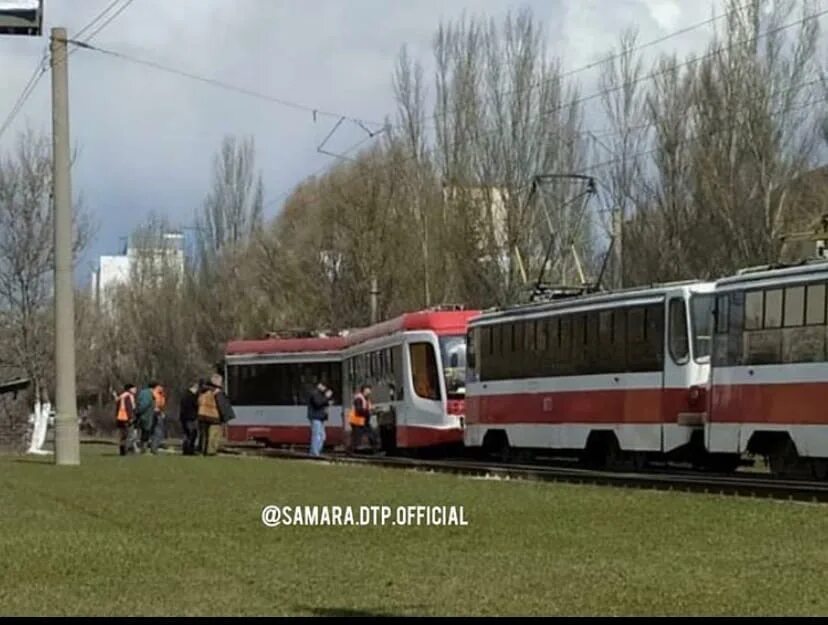 Ремонт трамвайных путей в самаре на новосадовой. Трамвай сошел с рельсов Самара. Трамвай Самара. Трамвай Самара рельсы. Трамвай Самара апельсин.