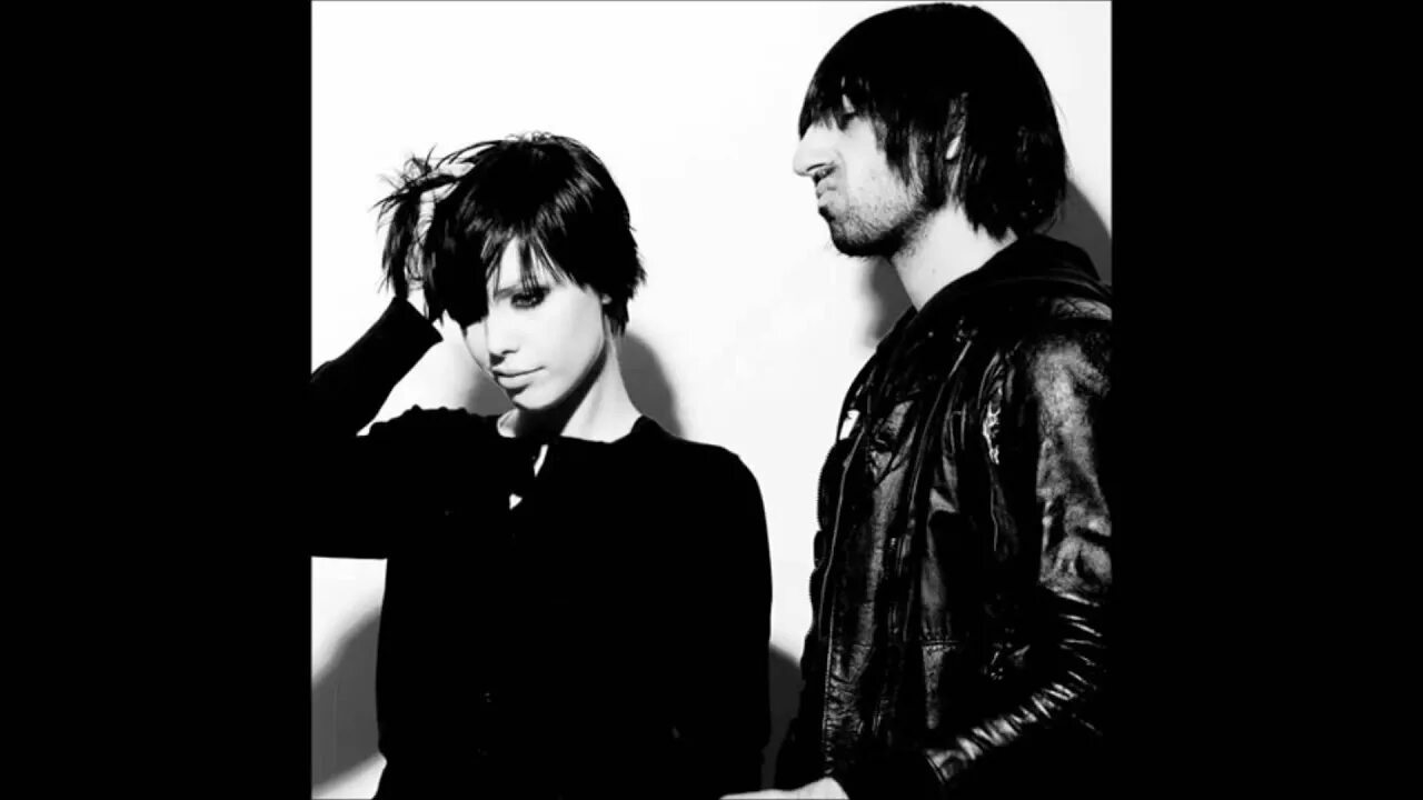 Группа crystal castles. Crystal castles чб. Trash trash trash crystal castles. Crystal castles courtship date. Crystal castles 1.