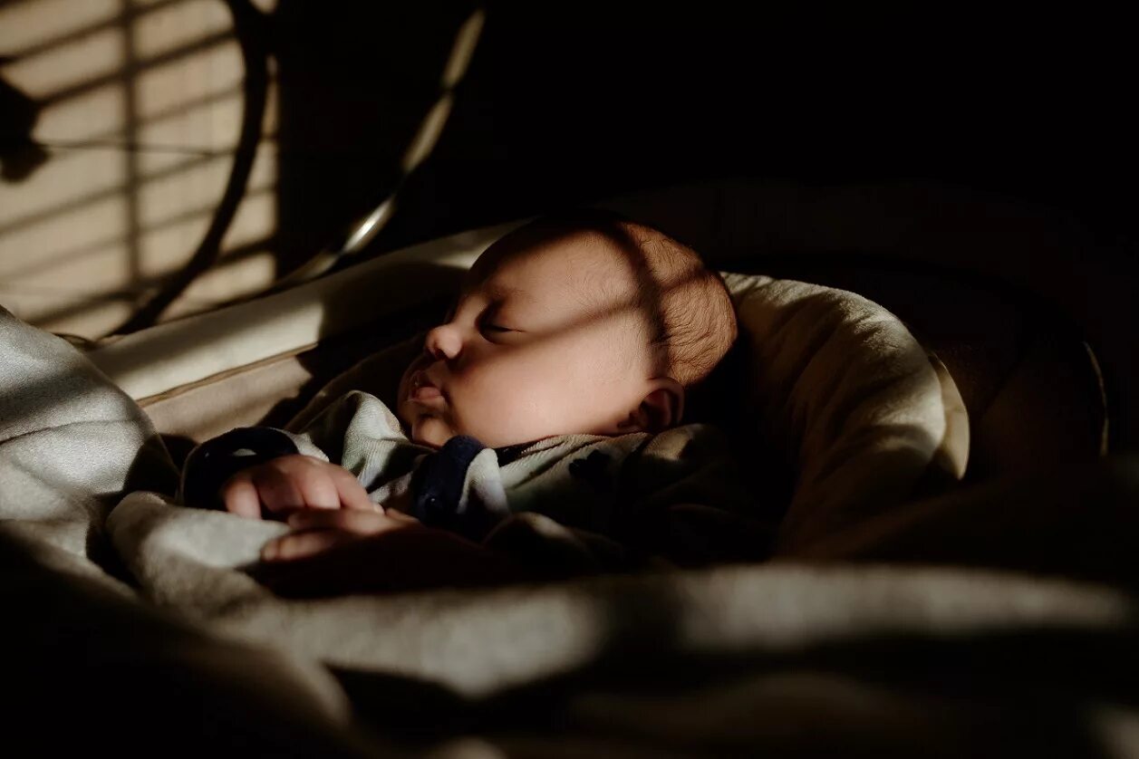 Спящий ребенок. Спящие малыши. Спящий ребенок ночью.