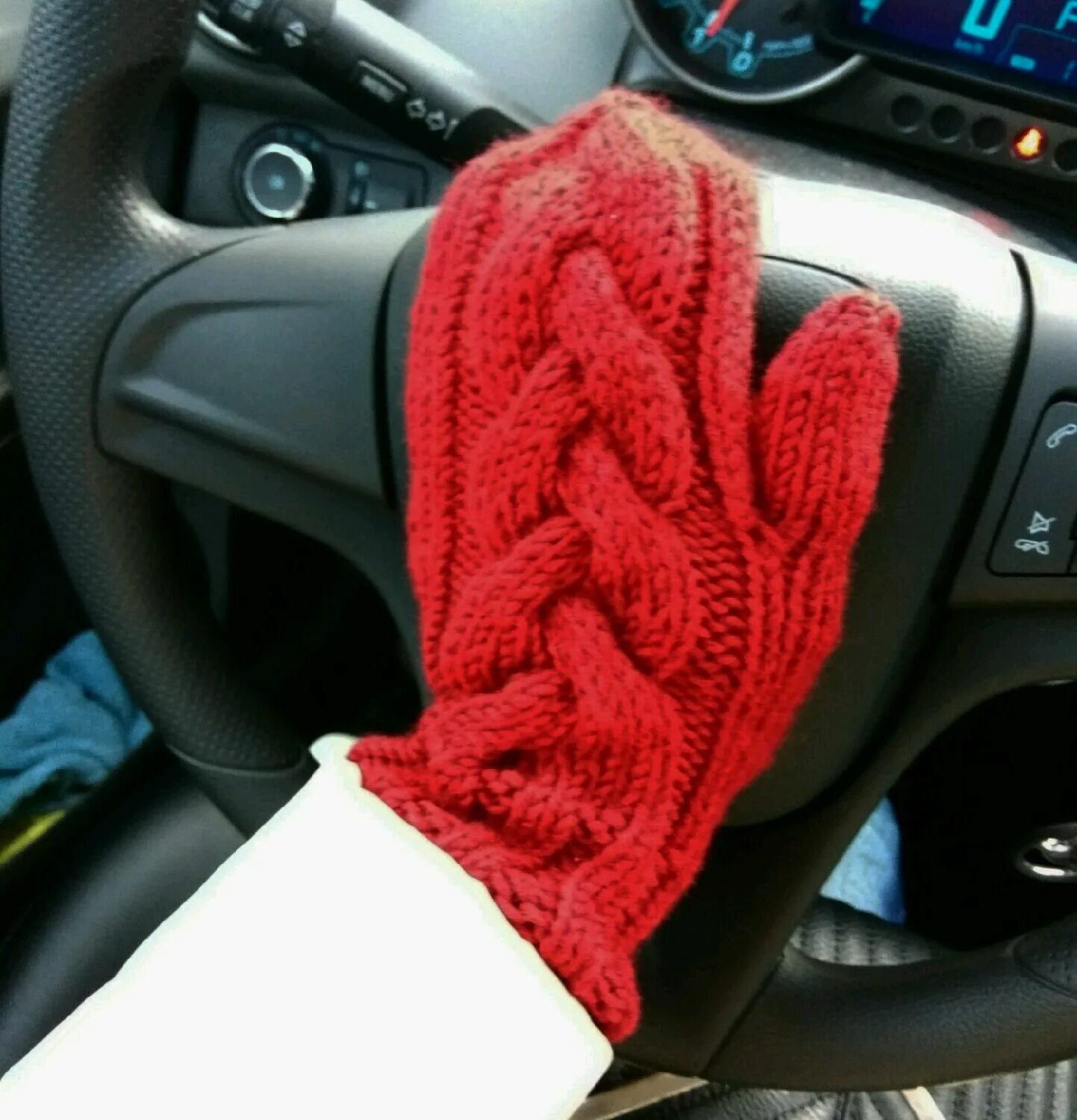 Вязаные рукавицы. Рукавицы из пуха норки. Варежки с косами. Рукавицы с косичкой. Варежки с косичкой.