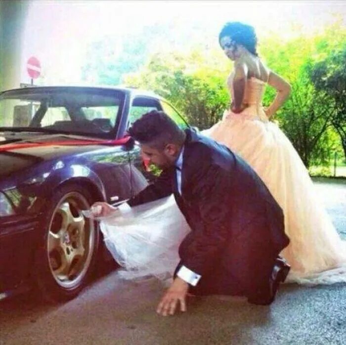 Мужчины любят машины. Свадебное платье на машину. Свадебная фотосессия с машиной. Машина любви. Автоприколы на свадьбе.