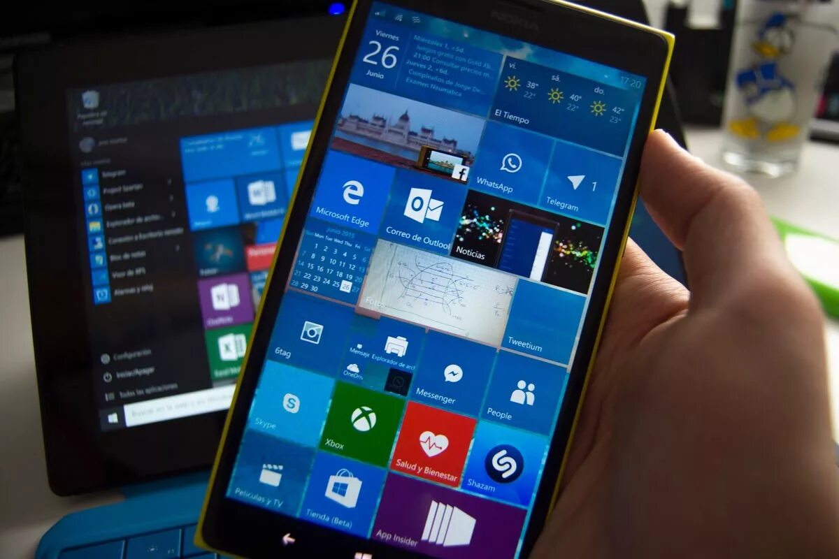 Windows 10 mobile на компьютер. Windows phone 10 mobile. ос виндовс 10 mobile. смартфон на виндовс 10. коммуникатор на windows 10.