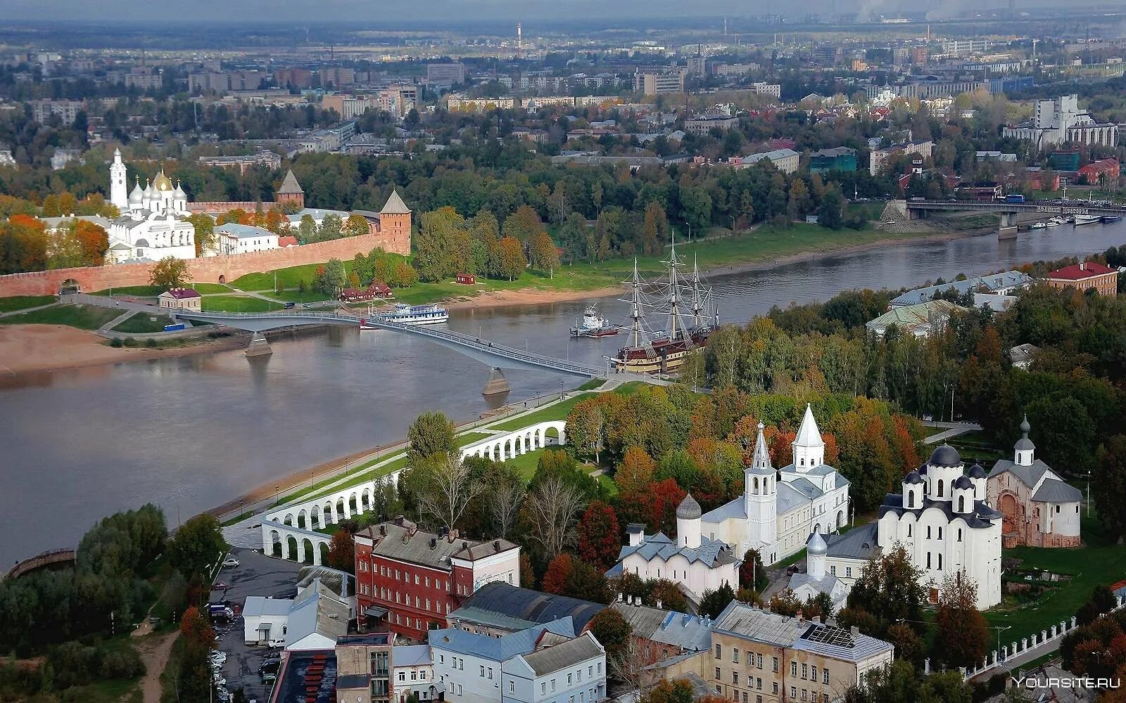 Ий новгород. Великий Новгород достромичательности. Великий Новгород с высоты птичьего полета. Ярославово Дворище Великий Новгород. Великий Новгород Кремль с высоты птичьего полета.